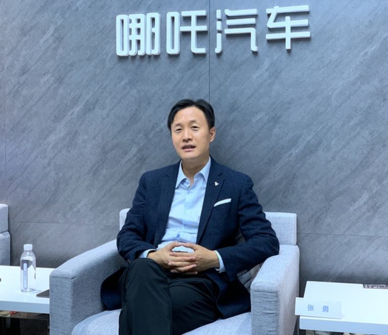 张勇卸任哪吒汽车CEO，领导力更替与企业未来展望的挑战与机遇