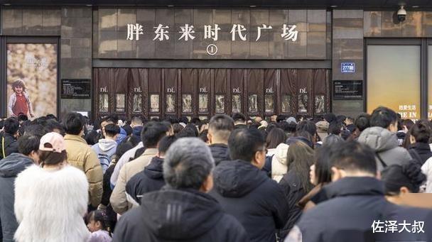 胖东来抢购潮引发本地居民热议，现象背后引人深思