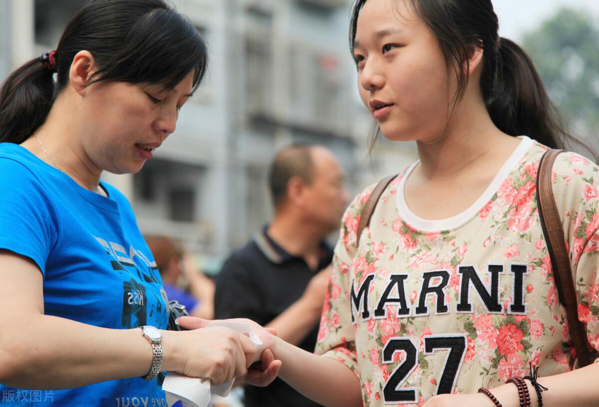 班主任禁止晚自习上厕所背后的教育困境与挑战，15岁男生的挑战与反思