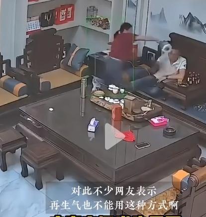 男子情绪失控，吵架后怒喝洗发水背后的故事