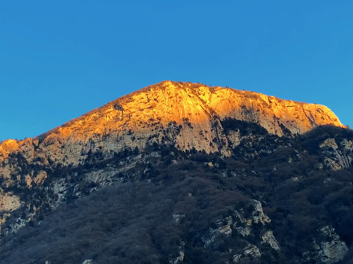 北京门头沟日照金山奇观，大自然的壮丽画卷