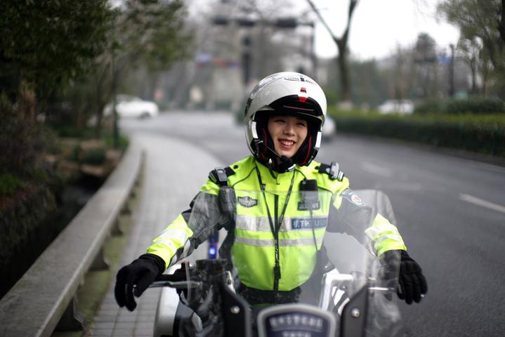 杭州女骑警神似贾静雯，美丽与勇敢并重