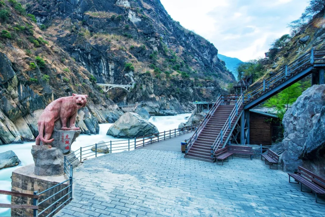 景区回应李现虎跳峡举国旗事件，理性看待，传承文化与旅游责任并重