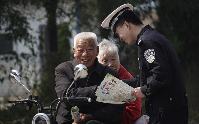 车祸之痛与永恒责任，交通指挥者的坚守之路