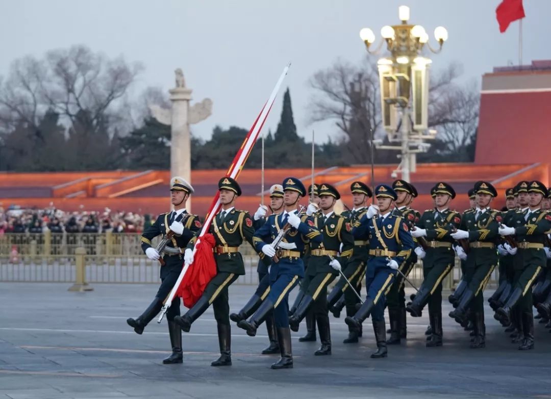 元旦天安门广场升旗仪式，时代象征与庄严神圣的仪式