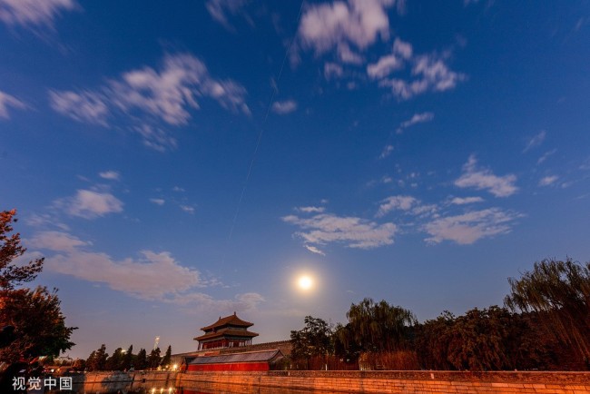 中国空间站与紫禁城同框，太空探索与历史的交汇点