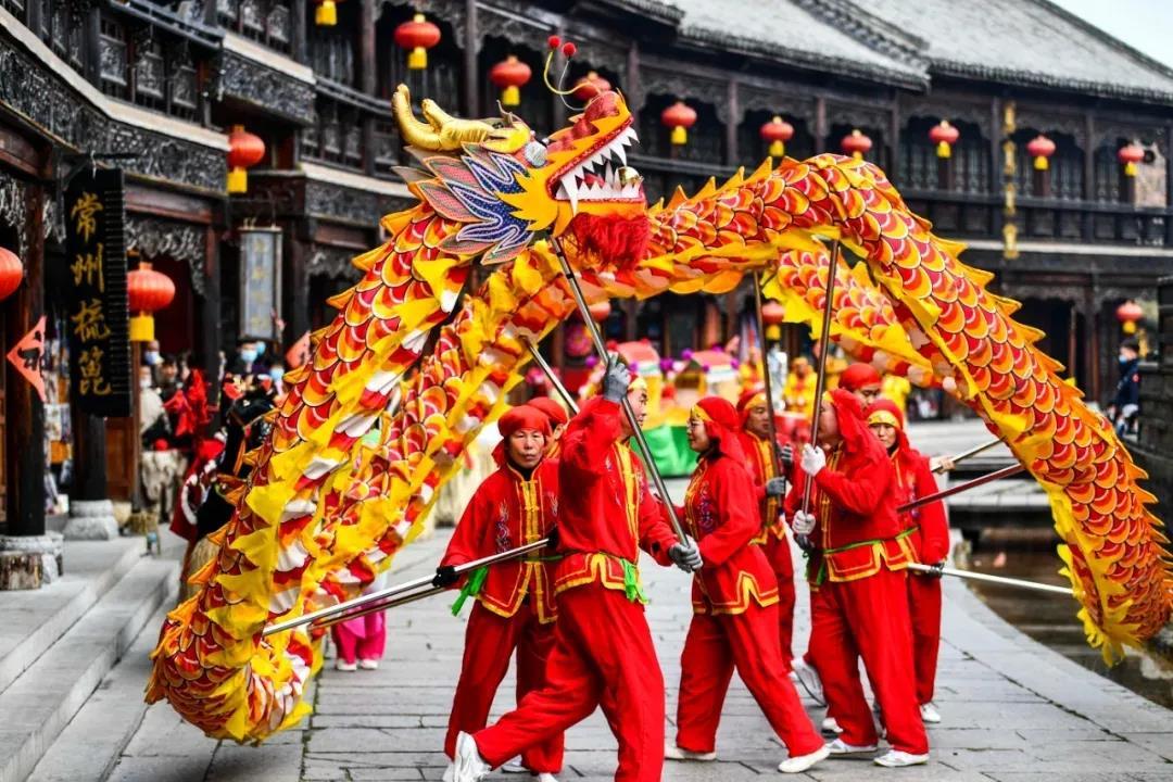 花灯点亮，年味浓郁