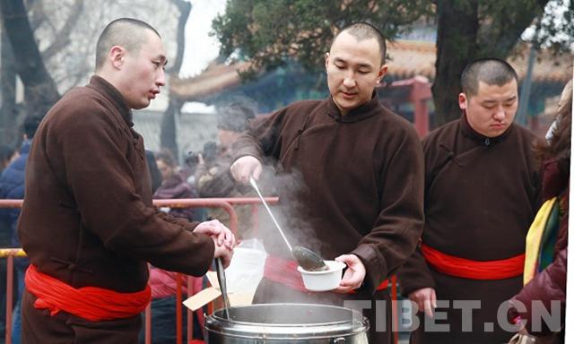 腊八雍和宫万人排队领粥，传统韵味与现代风采的交融