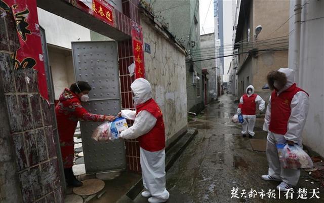 酸奶箱藏巨款，跑腿小哥机智报警揭秘神秘事件