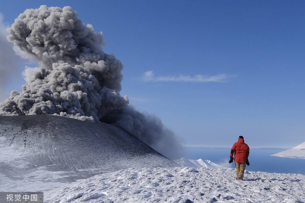 伊布火山喷发，灰柱直冲天际，壮观景象震撼再现