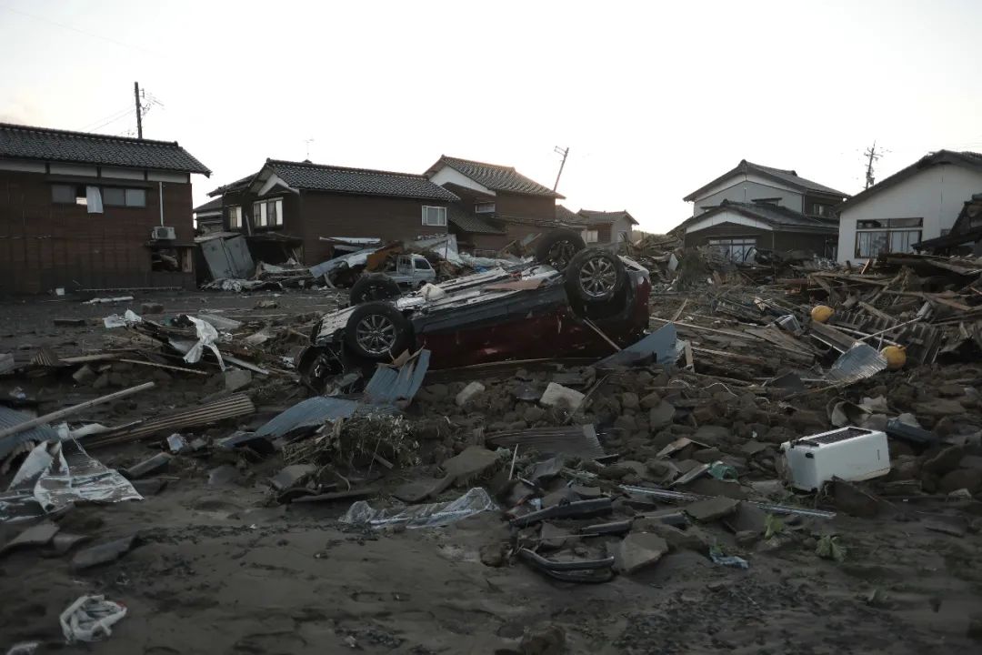 日本地震，灾难中的坚韧与启示