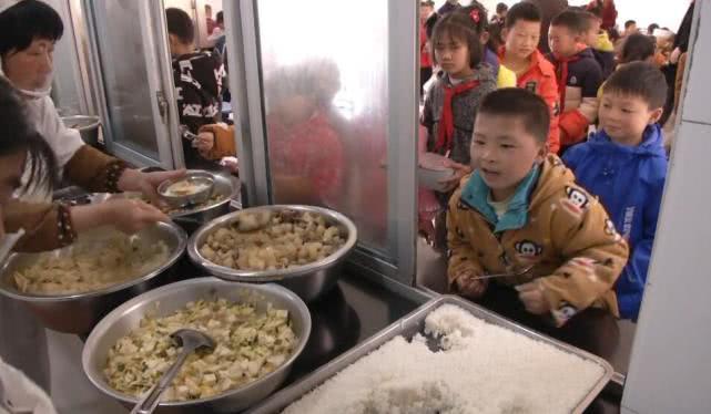 透视校园家族式利益链，校长靠校吃校，家族掌控食堂与工程内幕揭秘