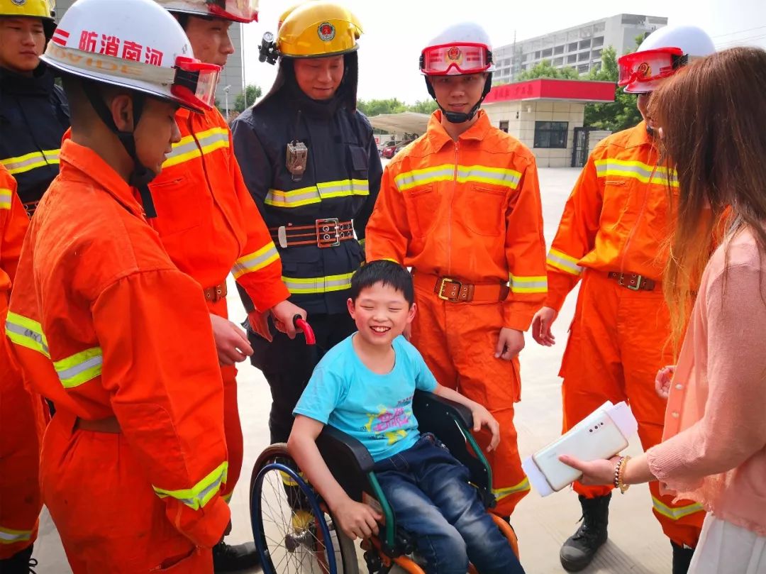 英雄消防员恢复良好，幼童救助背后的故事与希望之光