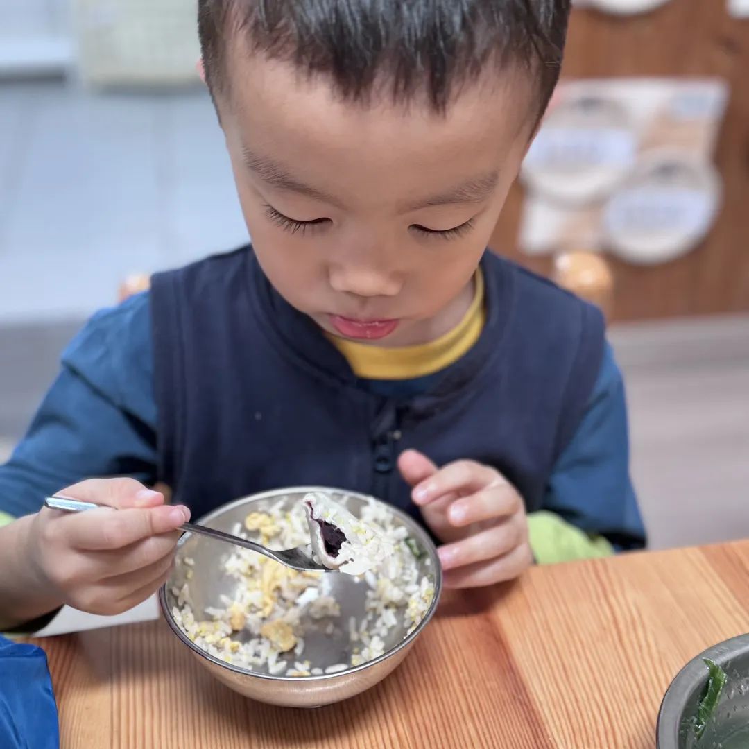 萌娃吃芝麻糊引发胡子趣事，生活点滴乐趣无穷