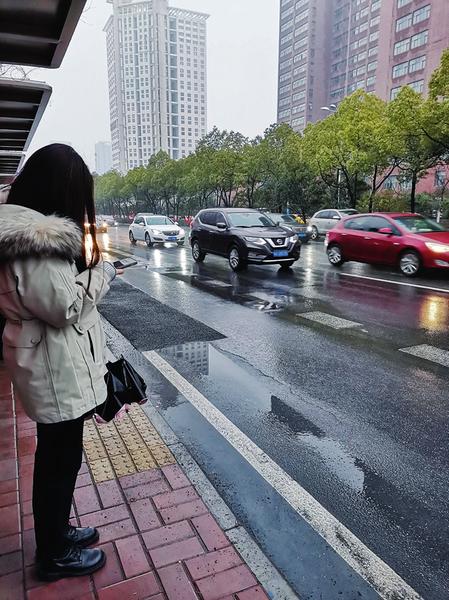 女子自驾遭暴雪挑战，直播求助勇闯风雪路