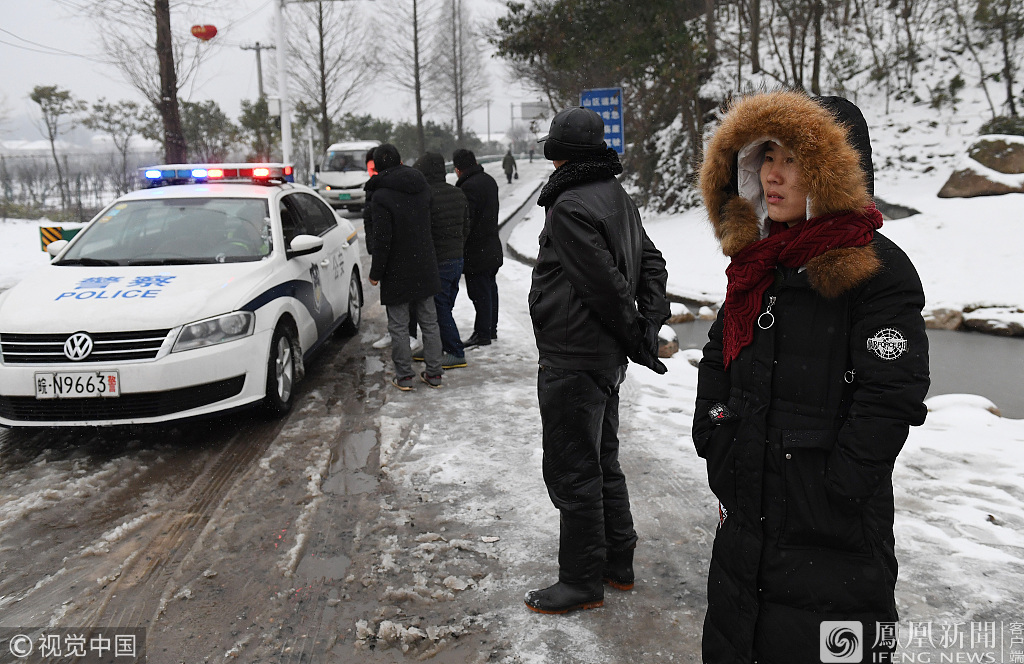 女子自驾返乡遇暴雪，冒险直播勇闯风雪归途之路