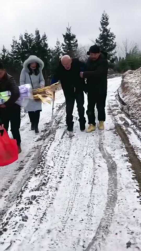 八十岁姥姥铲雪三公里迎孙女，风雪无阻的爱与坚持