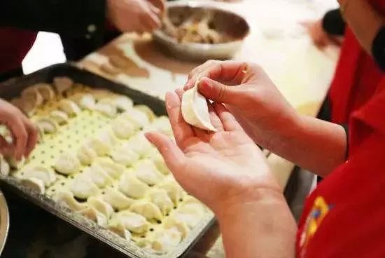 春节饺子，家庭团聚的忙碌与美食传承的喜悦