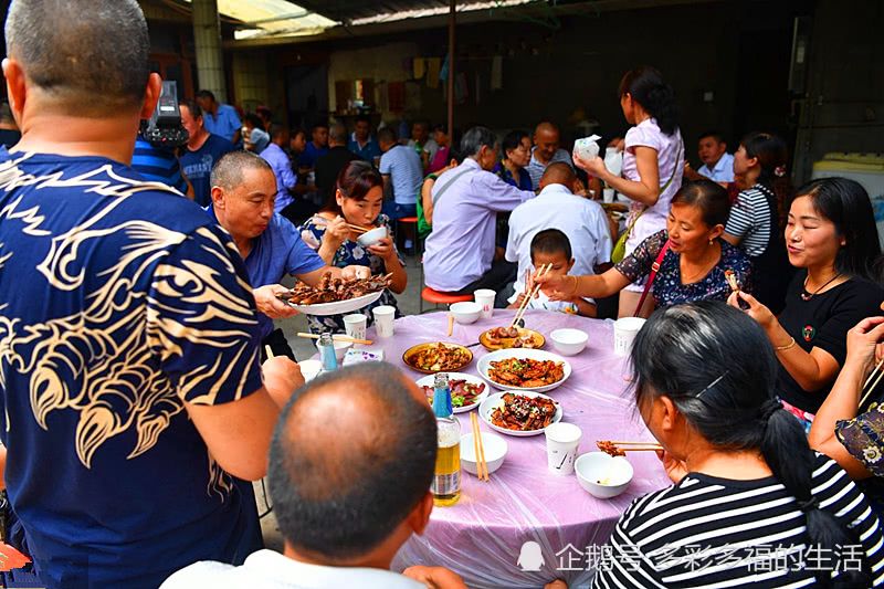 四川百岁老人寿宴盛况空前，庆祝盛宴摆满百桌，喜庆氛围热烈非凡