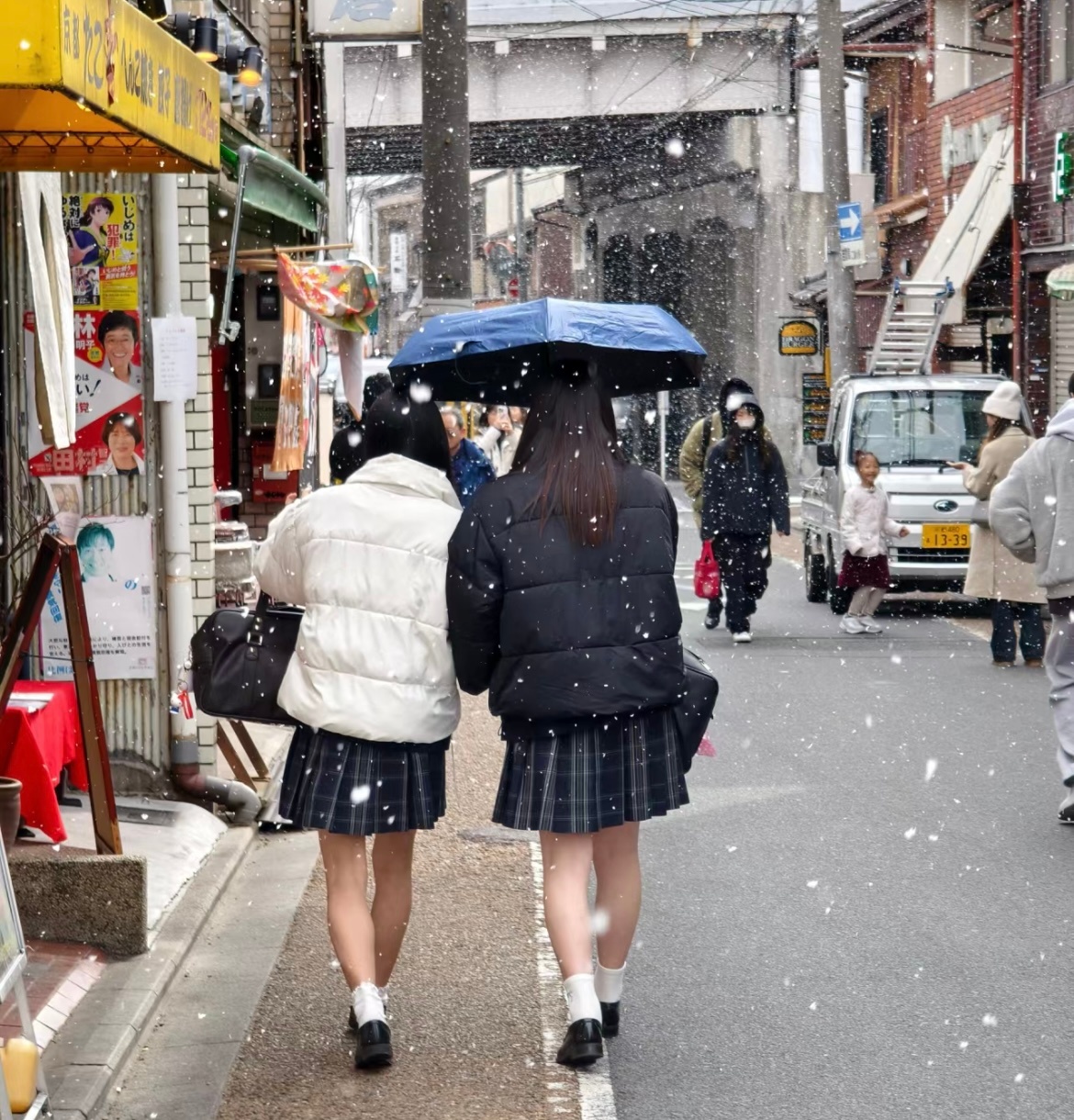 日本学校寒潮天坚持光腿穿校服，传统与气候的较量