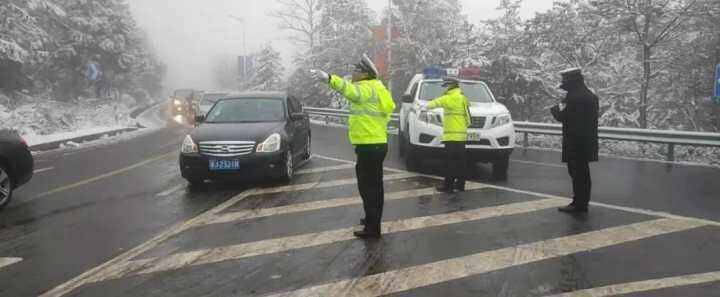 浙江某地因领导赏雪封路事件揭秘，官方回应引发关注