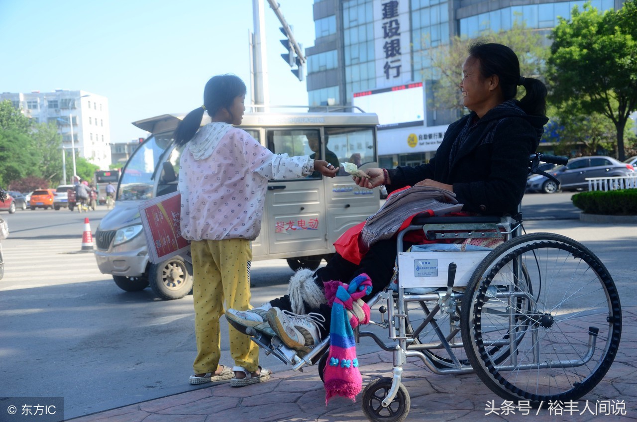 昔日卖报救父女孩如今成为母亲，爱的传承与生命奇迹的见证