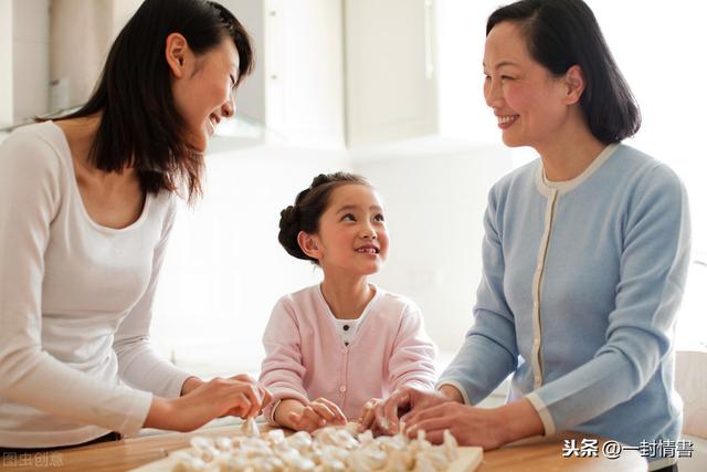 妈妈给女儿戴接孩子神器太醒目了